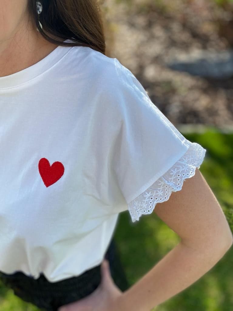 T-shirt Blanc manches dentelle coeur rouge Simon.4