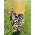 Pantalon fluide fleuri jaune et noir Sacha.4
