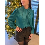 Blouse satinée ample et fluide col haut drapé Vert Salima.2