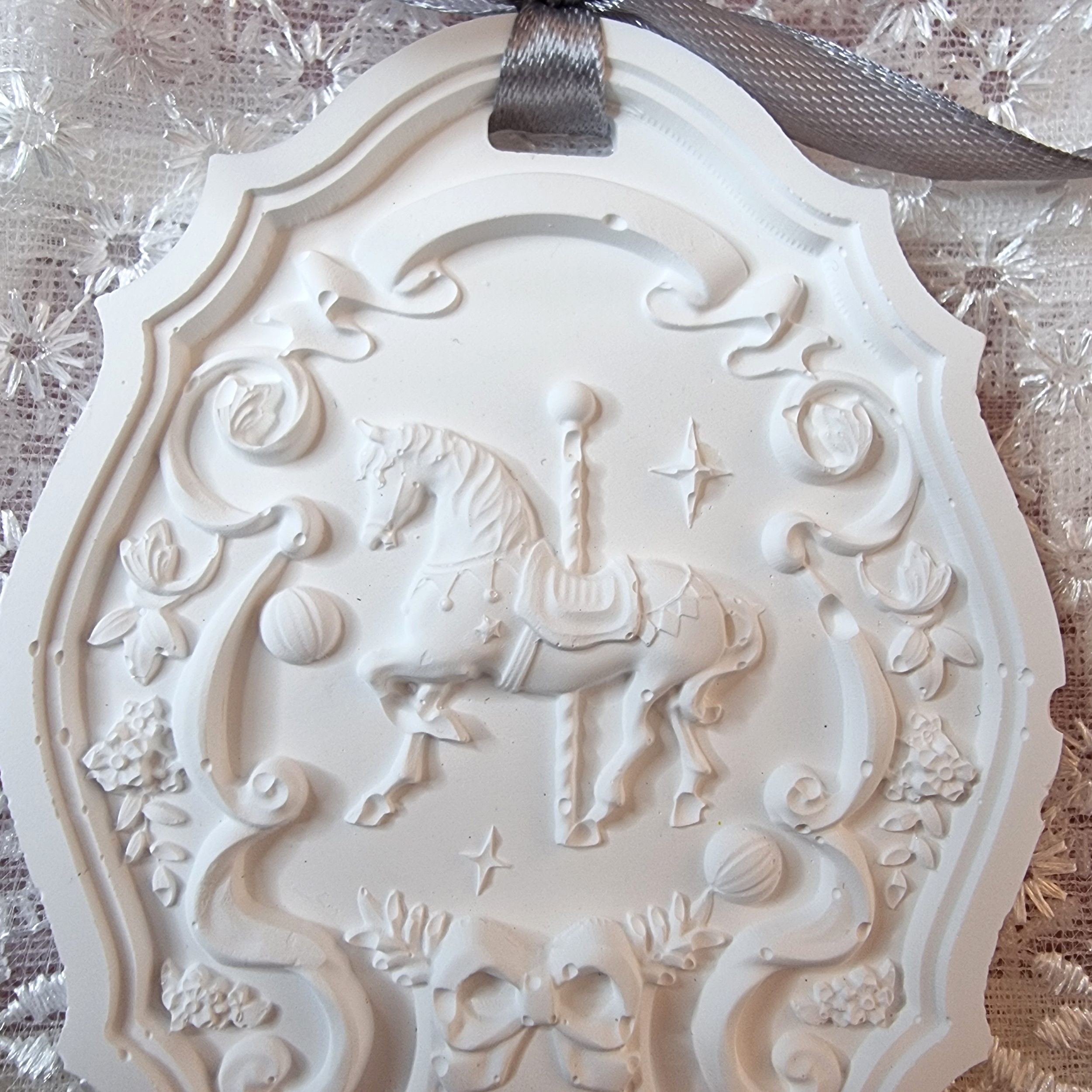 medaillon-parfume-manege-2