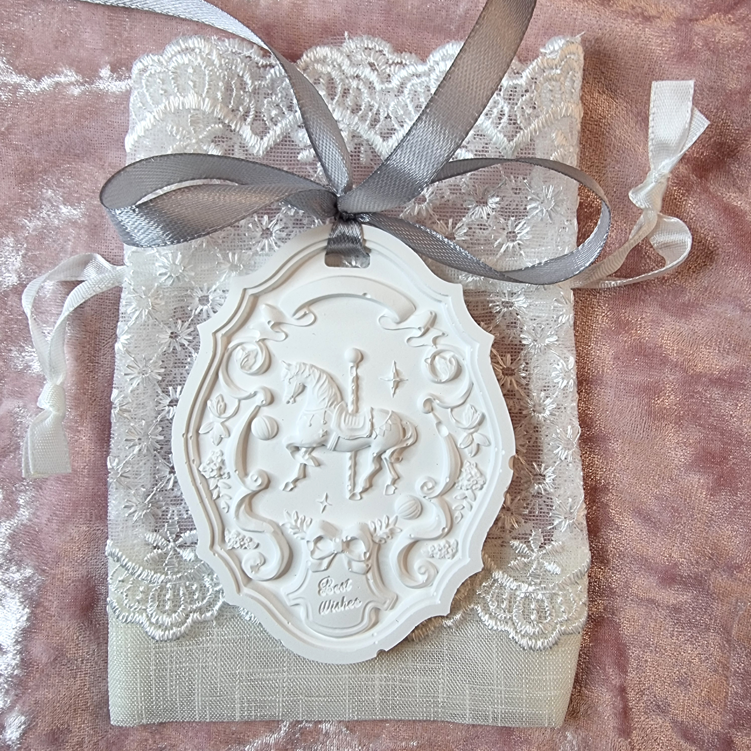 medaillon-parfume-manege-1