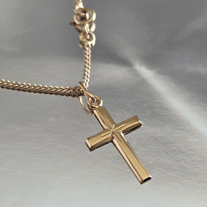 pendentif-croix-diamantee-plaque-or-136105-chaine-gourmette-fine