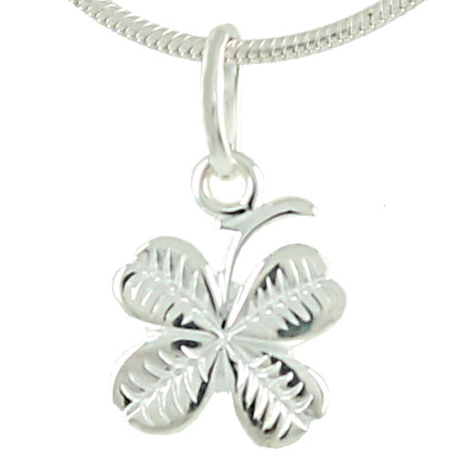 Un collier pendentif porte-bonheur trèfle à quatre feuilles porte