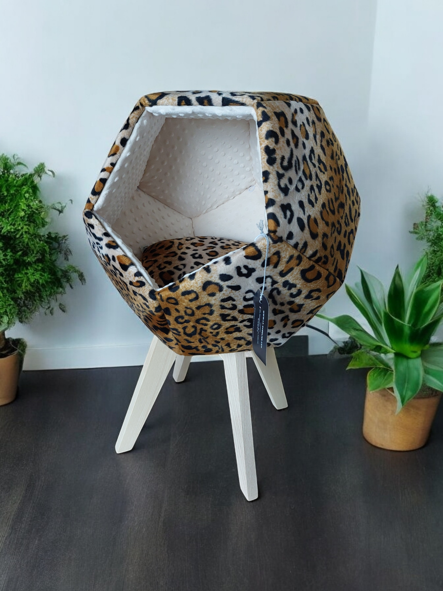 pentagone sur pieds avec coussin