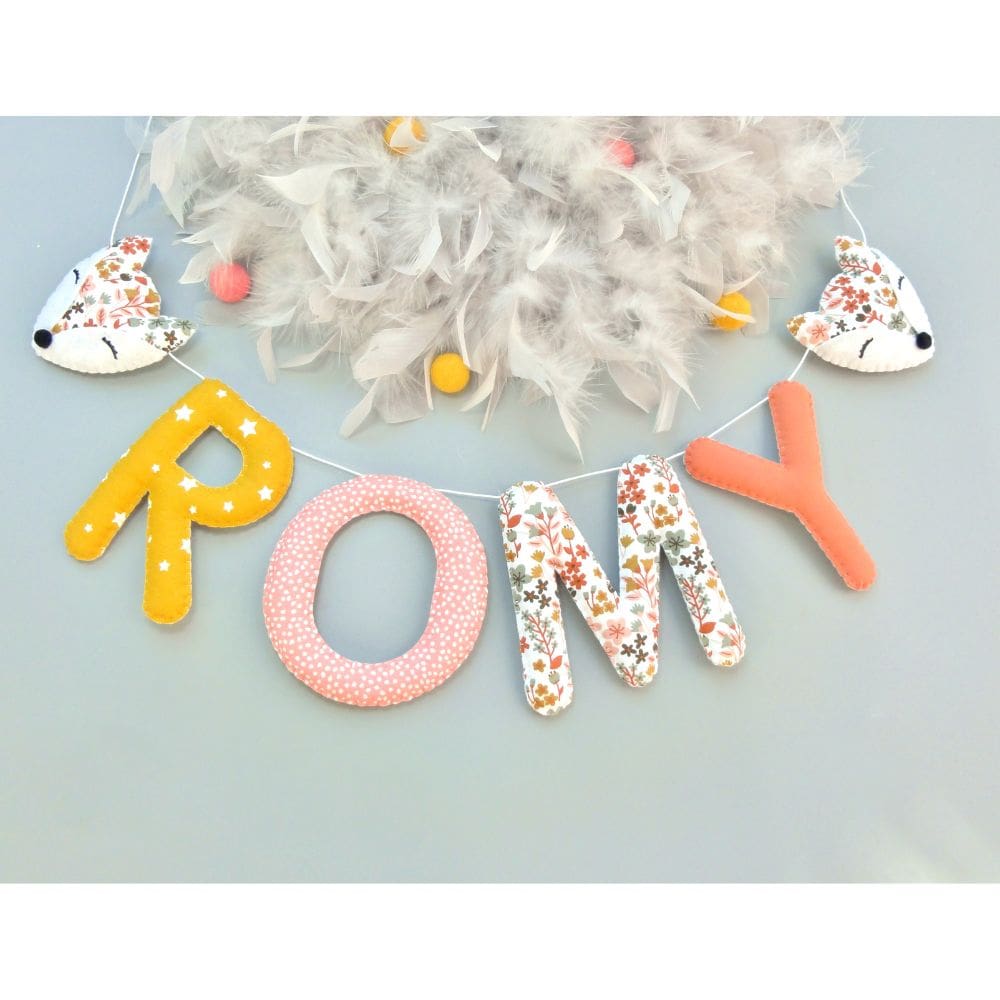 guirlande prenom personnalisée pour chambre decoration murale de fille