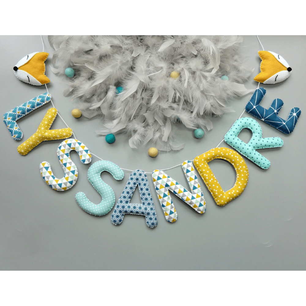 decoration chambre bebe - prenom enfant guirlande lettres tissu bleu et jaune