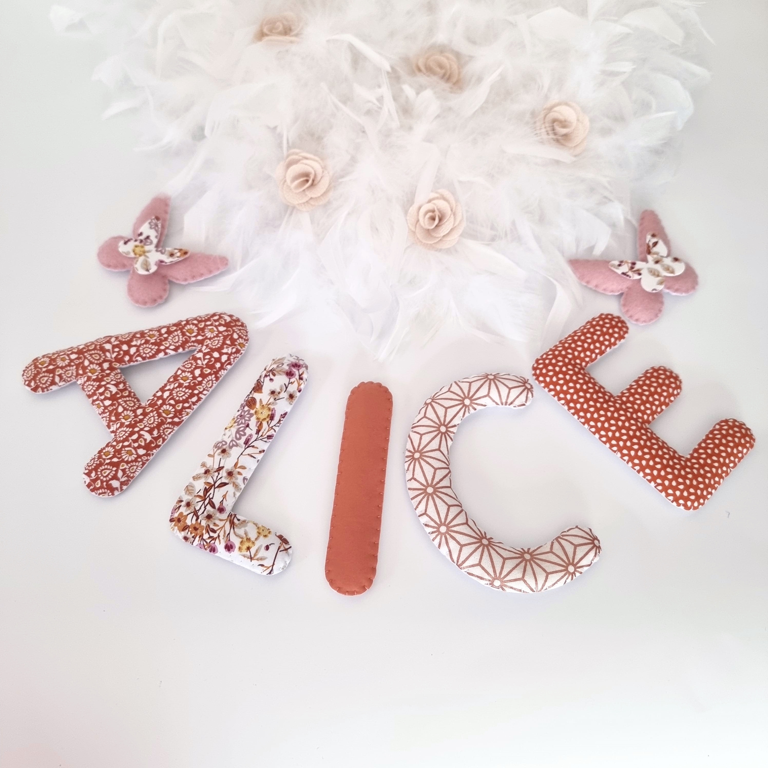 Guirlande bébé fille tissu terracotta à personnaliser pour decoration chambre enfant