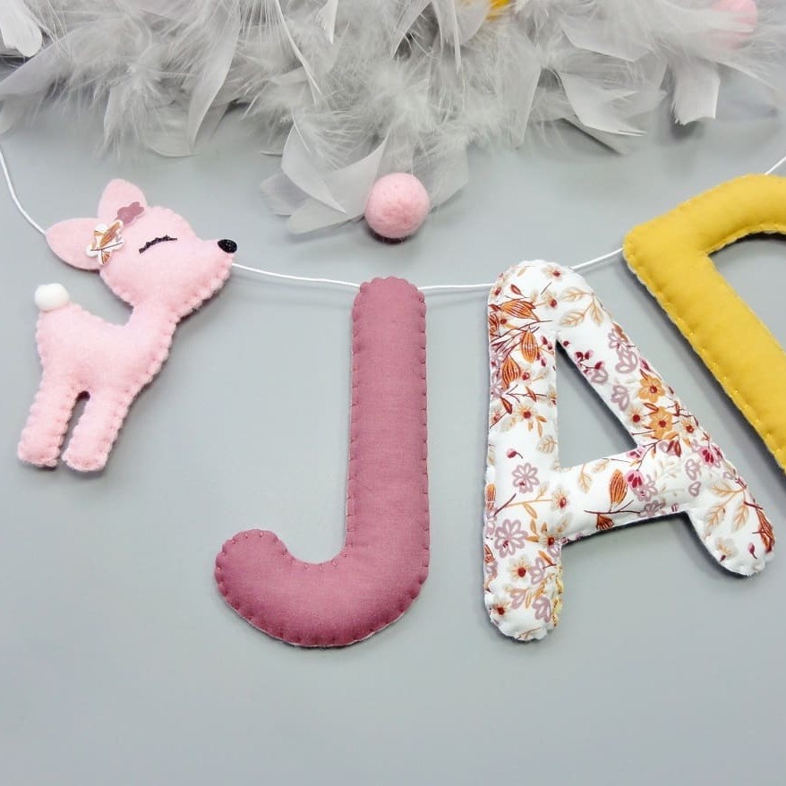 cadeau naissance personnalisée fille guirlande bichettes roses à fleurs