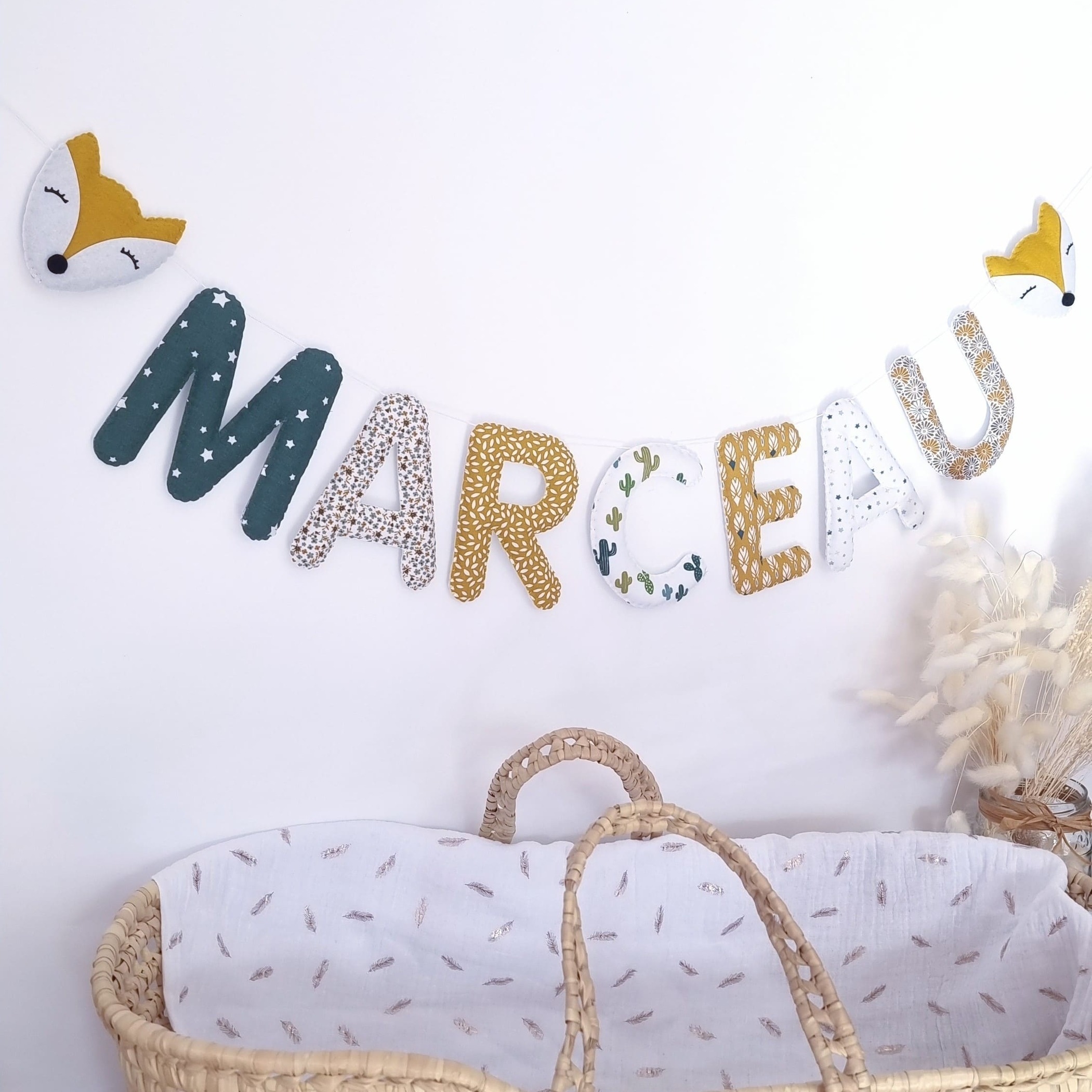 Guirlande prénom personnalisée chambre bébé vert jaune cadeau de naissance bébé original renard moutarde