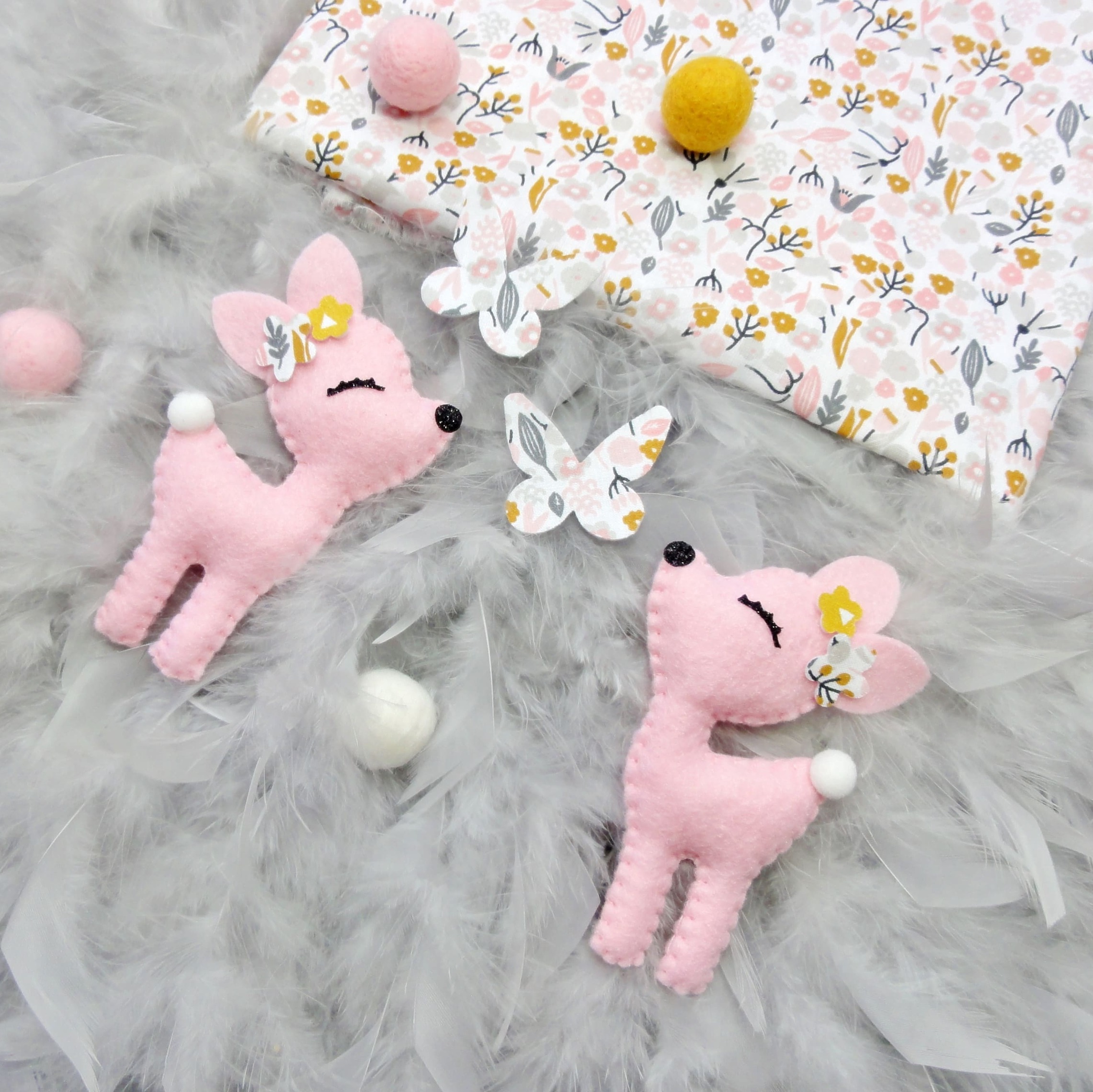 Décoration chambre bébé fille animaux de la forêt biche roses tissu liberty rose jaune