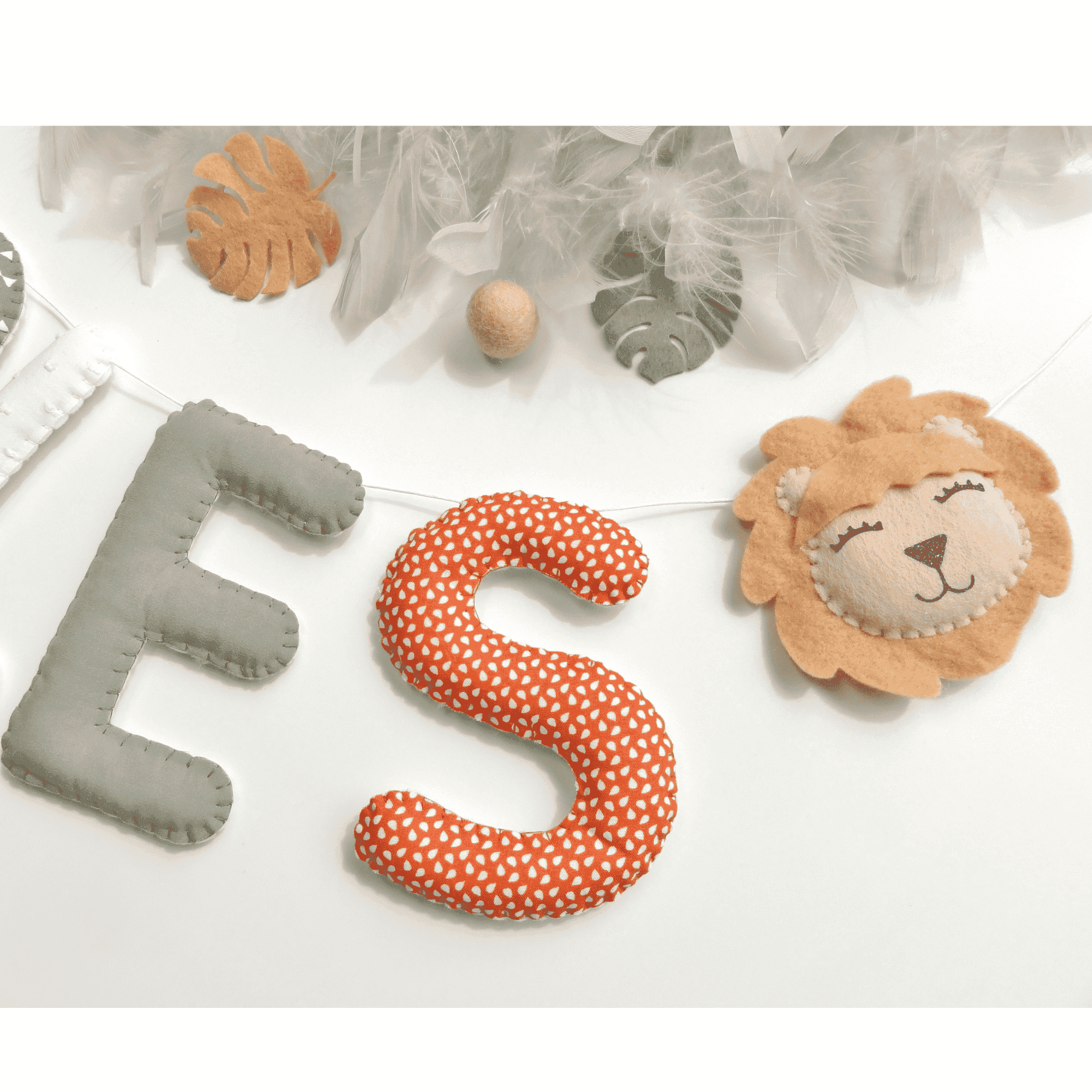 déco savane chambre bébé lettres en tissu guirlande prenom murale savane lion beige marron