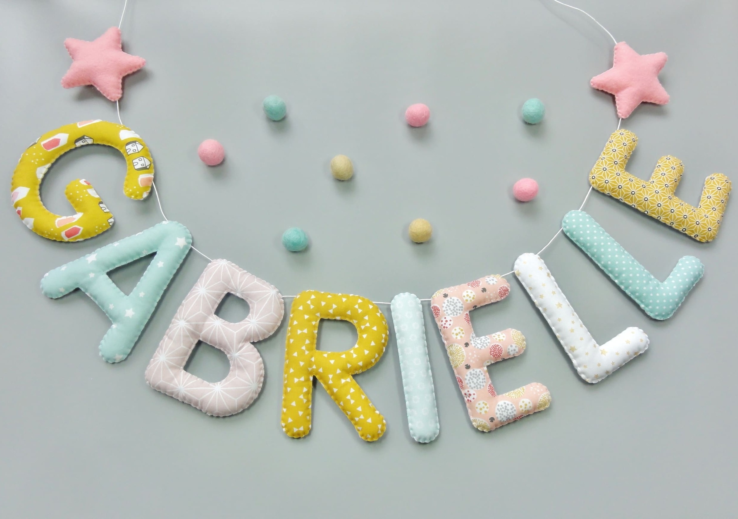 decoration murale personnalisee pour chambre de bebe fille. guirlande prenom aux tissus pastel rose étoiles