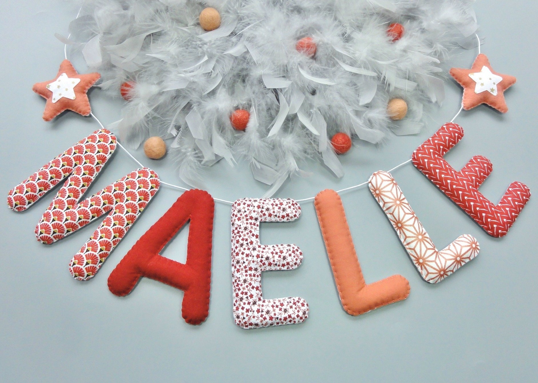 guirlande de lettres en tissus pour decoration chambre bebe terracotta. cadeau de naissance bebe fille