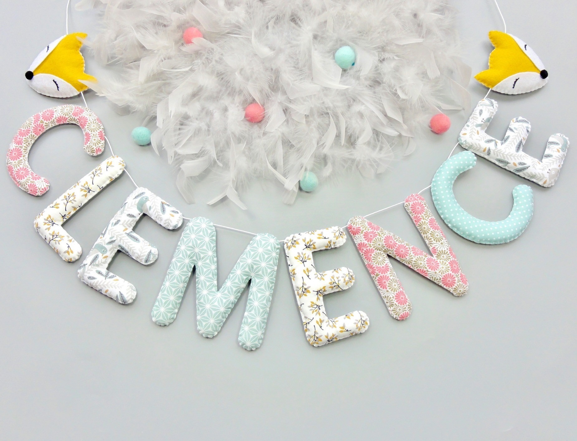 guirlande de lettres en tissu pour deco murale chambre personnalisée enfant fille