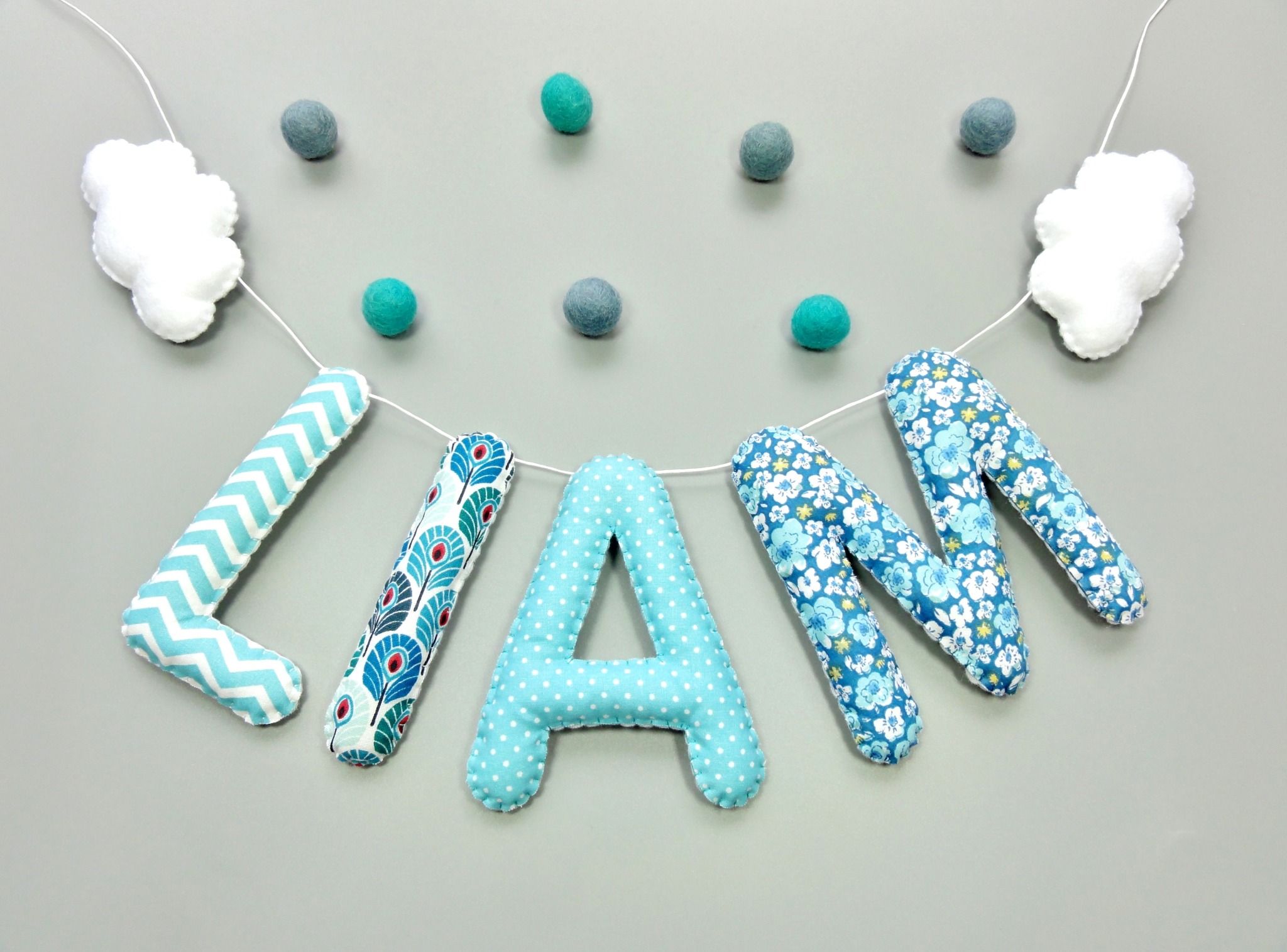 guirlande lettres en tissu bleu pour decoration murale chambre enfant ou cadeau naissance original garçon