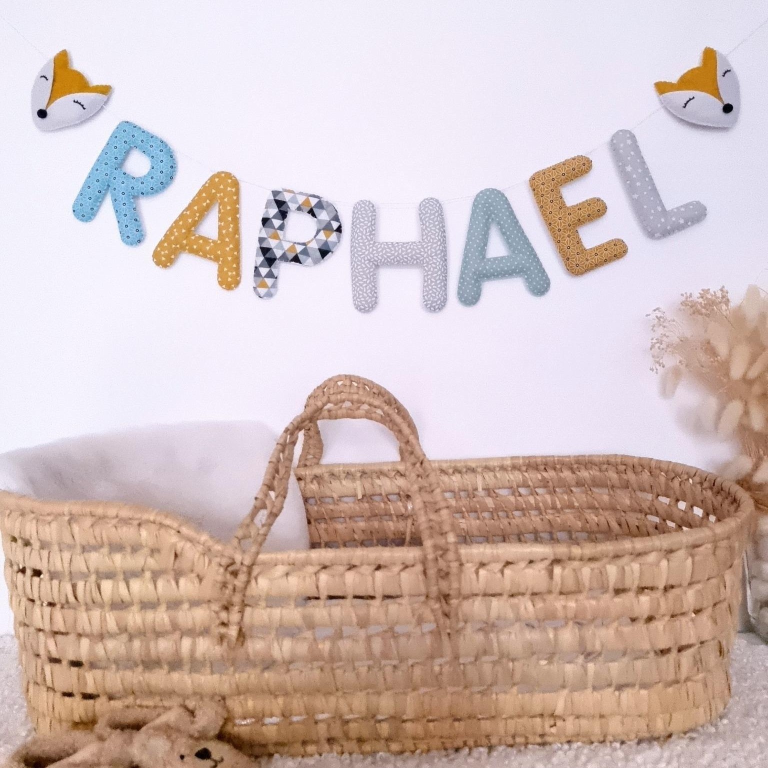 guirlande prenom en tissu pour decoration murale chambre bebe garon bleu jaune