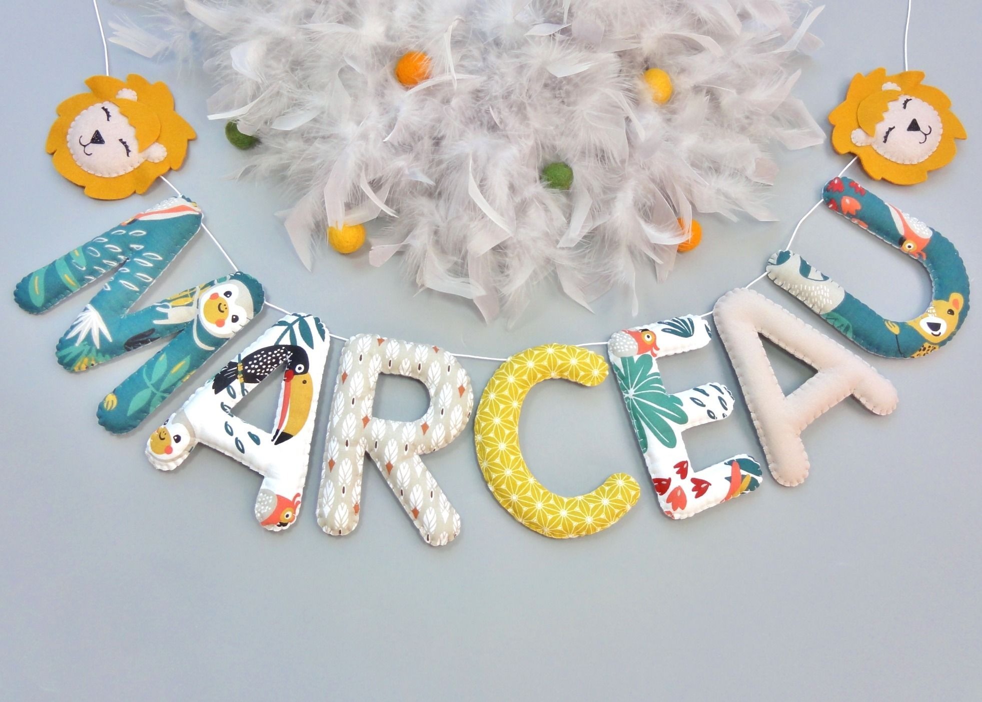 guirlande de lettres en tissu au choix pour cadeau naissance bebe grçon original