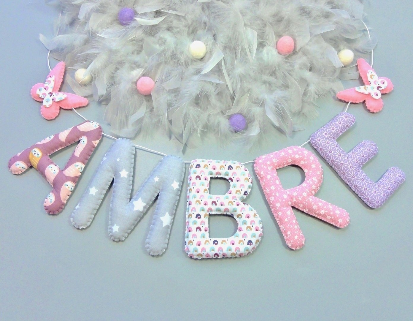 cadeau de naissance bébé fille pour déco murale en tissu. prénom avec papillons rose
