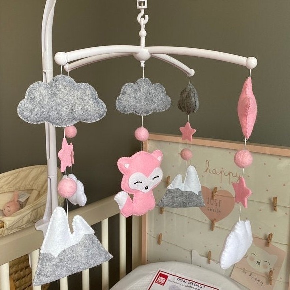 mobile lit bebe renard rose et gris decoration montagnes et nuage. suspension chambre bebe fille