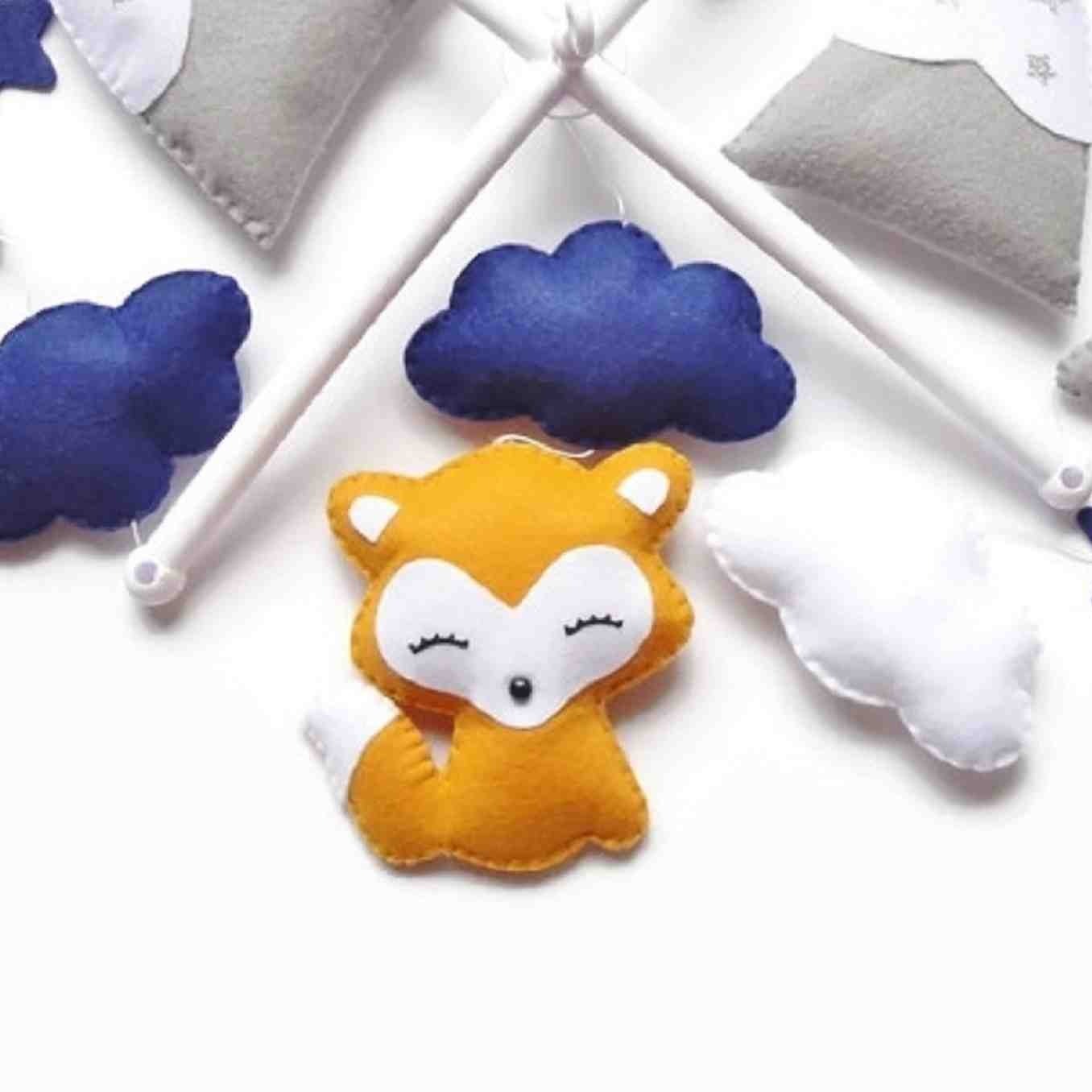 mobile déveil bébé bleu et gris motfis renard et montagnes. decor étoiles et nuages