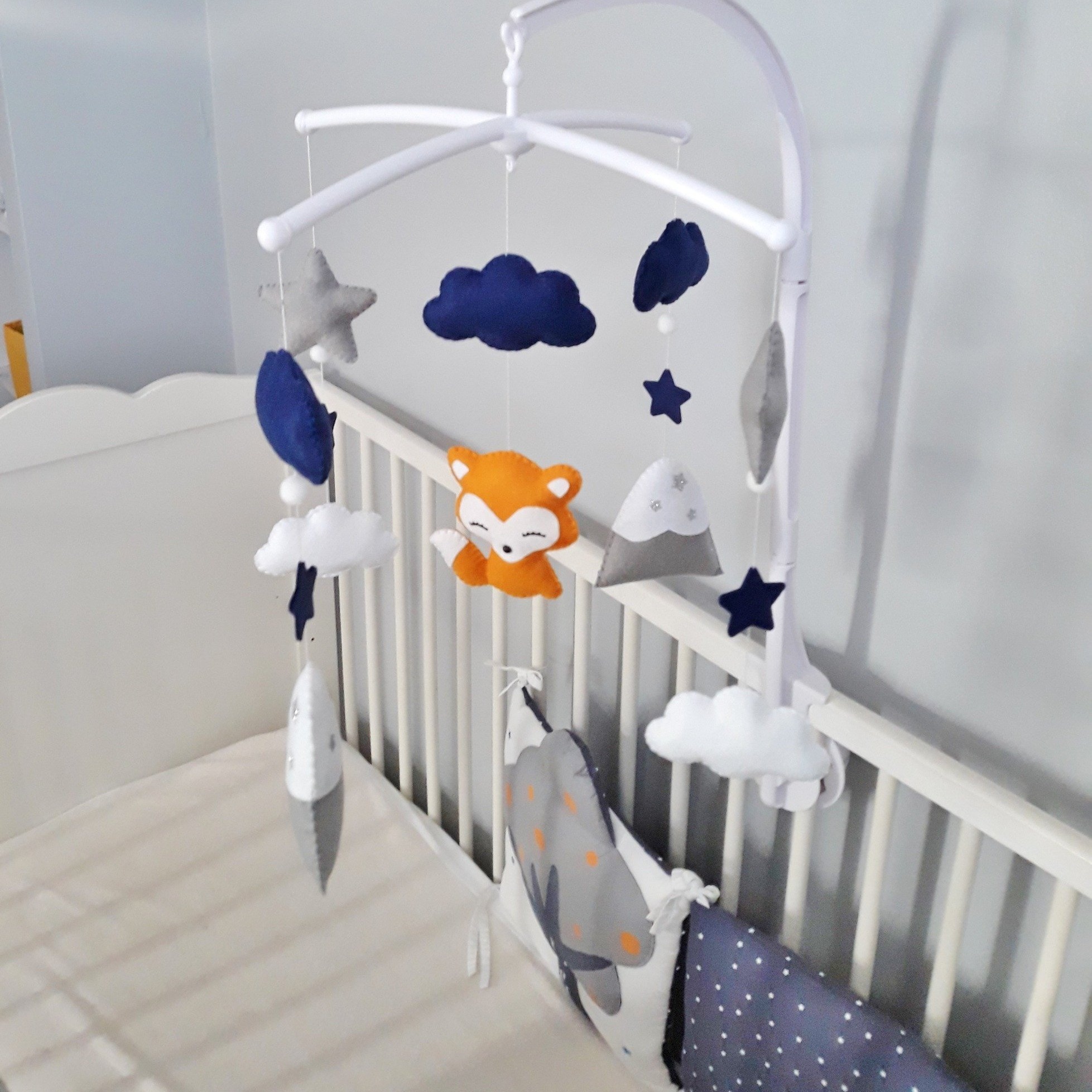 mobile musical décoratif pour chambre bébé. paketkdo