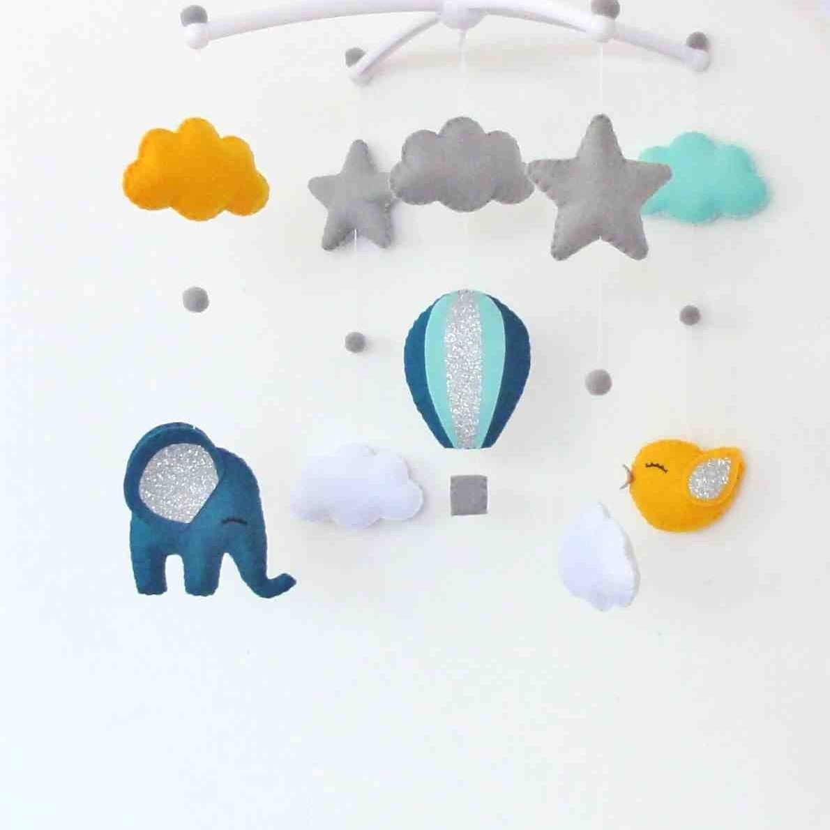 mobile usical bébé chambre garcon bleu et jaune. decoration elephant et montgolfière