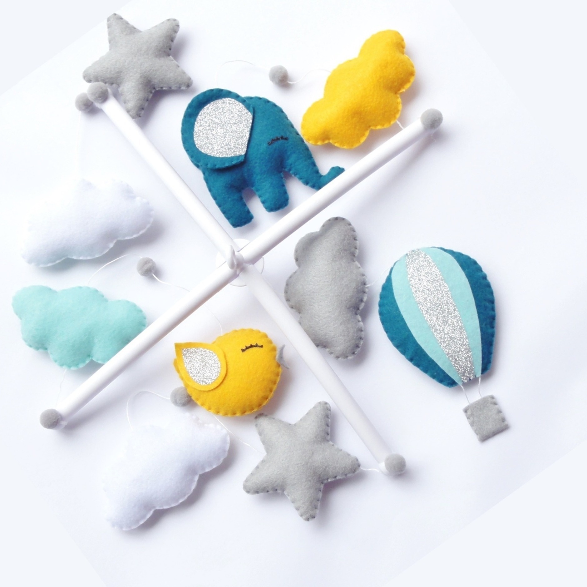 mobile lit bébé bleu et jaune decoration nuages, etoiles, elephant et montgolfière