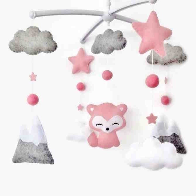 cadeau de naissance bebe fille. mobile decoratif chambre rose et gris avec renard, etoiles et nuages