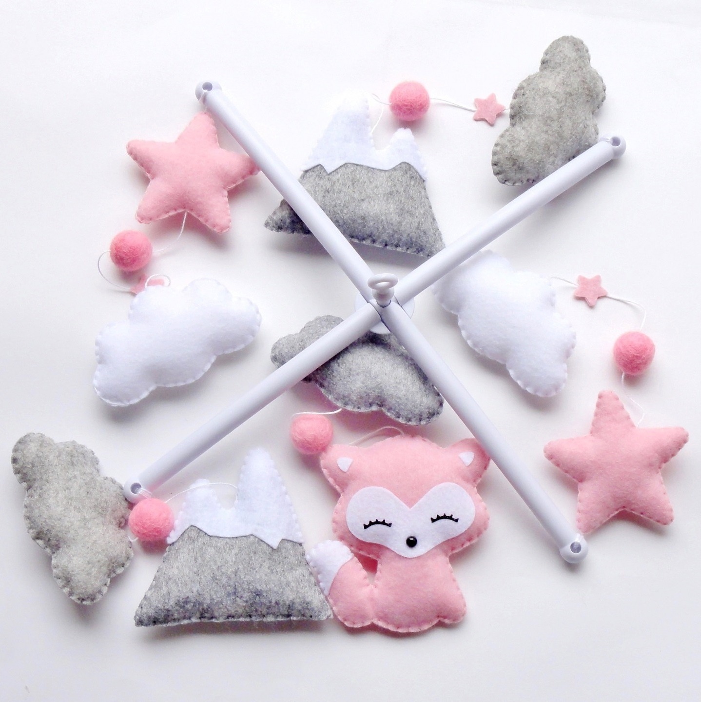 mobile decoratif chambre rose et gris. theme renard et montagnes