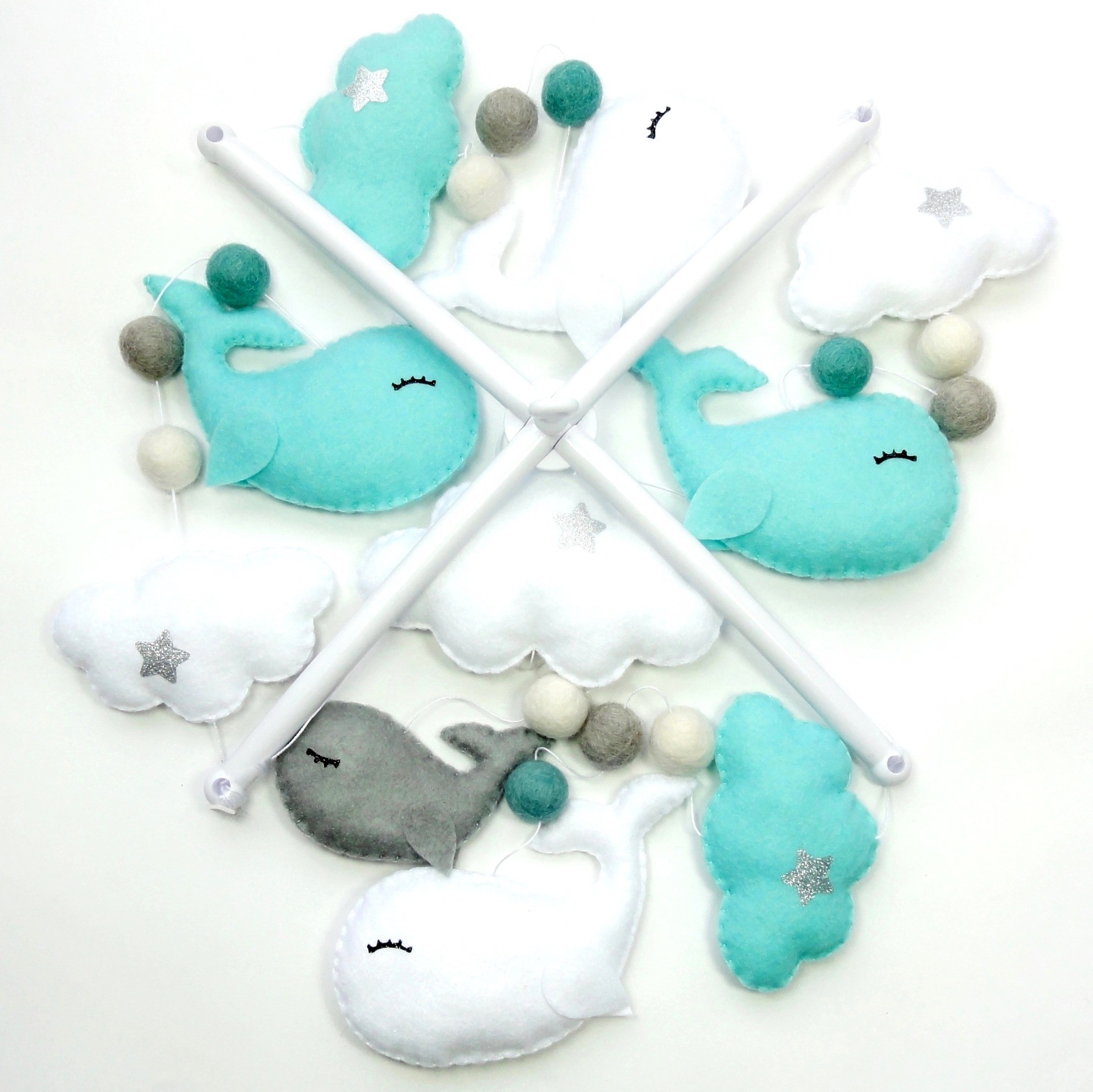 mobile déveil pour decoration chambre bebe theme marin. baleine et nuage à personnaliser
