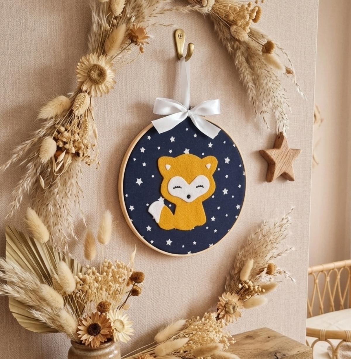 cadre décoratif en tissu bleu et contour rond en bois motif renarddéco  orange pour chambre bébé (2)