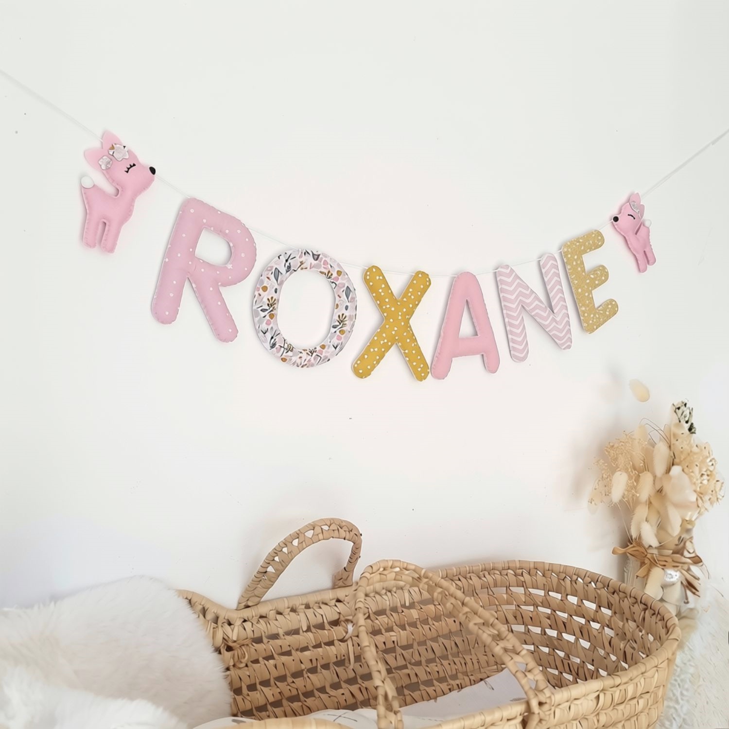 Décoration personnalisée pour chambre bébé fille avec biches roses
