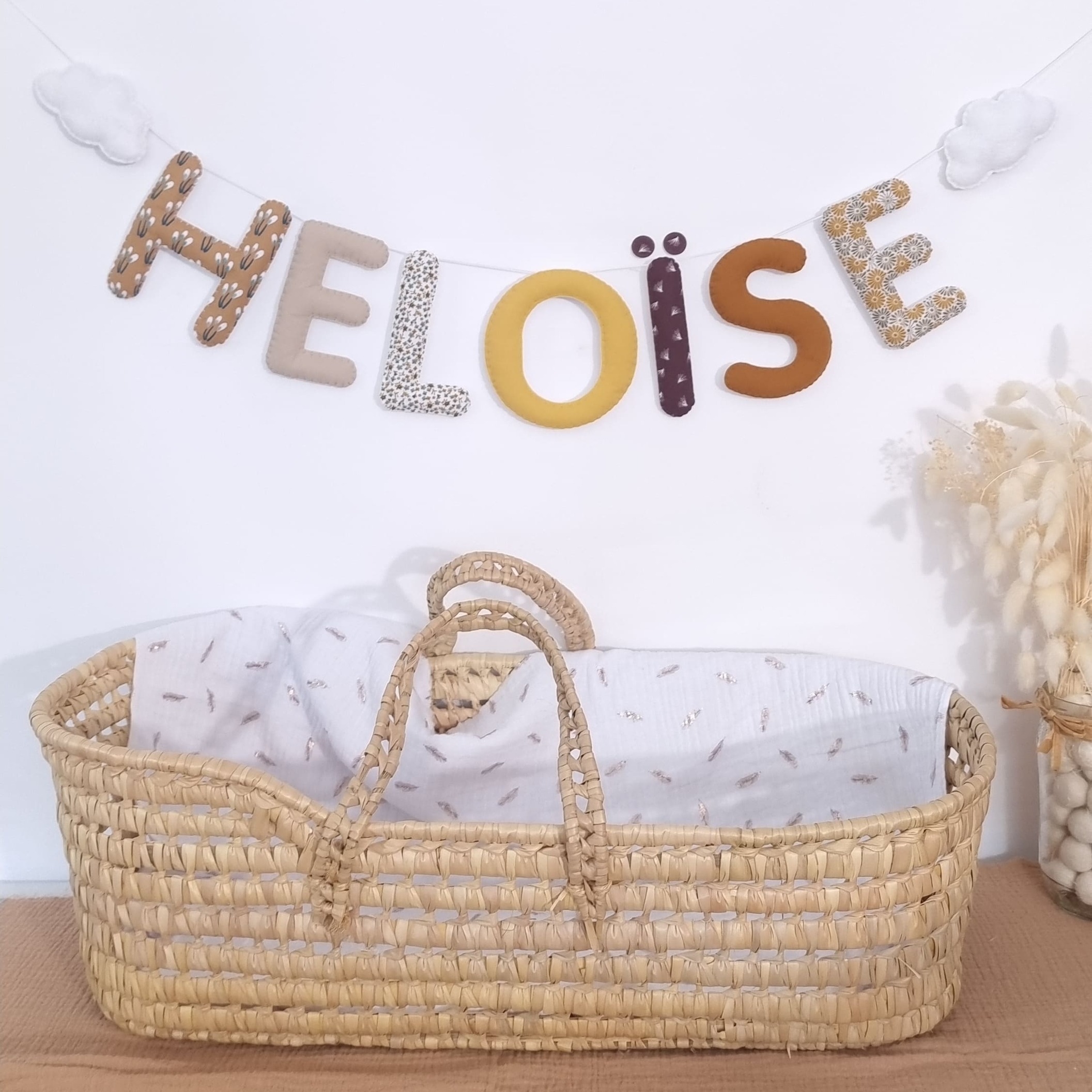 guirlande prenom personnalisee tissu beige marron pour decoration chambre bebe nature et bois avec accent