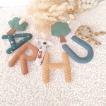guirlande prénom personnalisée en tissu marron et vert pour décoration murale chambre bebe garcon
