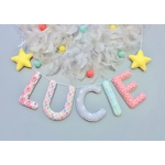 décoration chambre bébé fille guirlande prenom rose corail jaune pastel