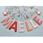 guirlande de lettres en tissus pour decoration chambre bebe terracotta. cadeau de naissance bebe fille