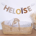 guirlande prenom personnalisée tissu beige marron pour decoration chambre bebe nature et bois avec accent