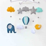 mobile usical bébé chambre garcon bleu et jaune. decoration elephant et montgolfière