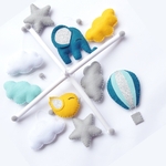mobile lit bébé bleu et jaune decoration nuages, etoiles, elephant et montgolfière