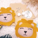 Têtes de lion en feutrine et petites punaises pour fixation guirlande prénom
