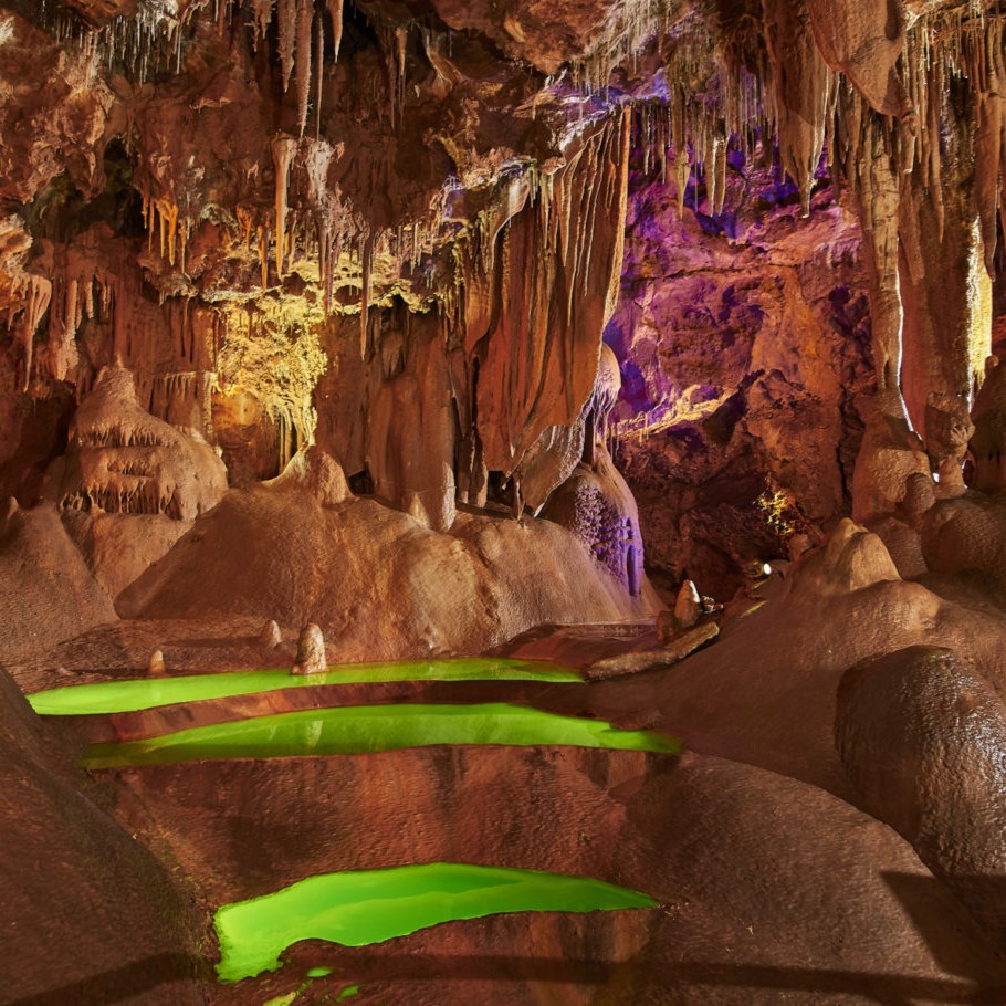 Grotte-de-Baume-Obscure-Les-gours-verts-vus-den-bas-1366x910
