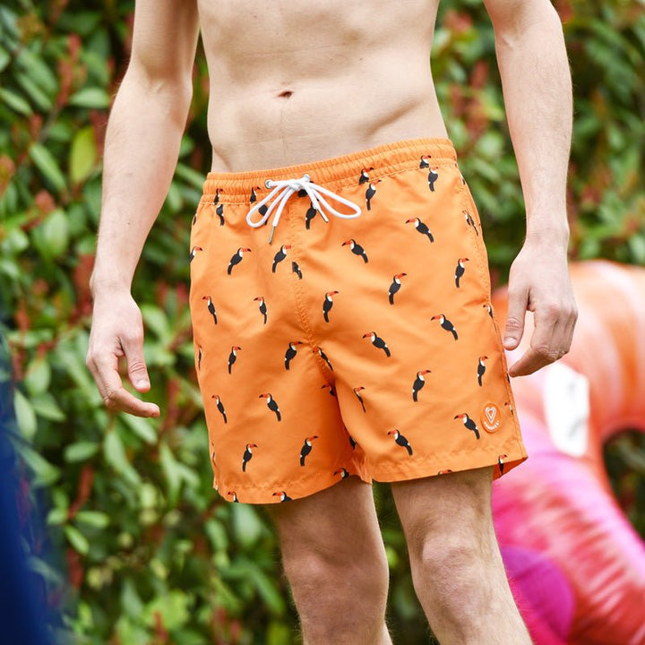 maillot-de-bain-homme-orange-motif-toucan-porte-face-913224(1)