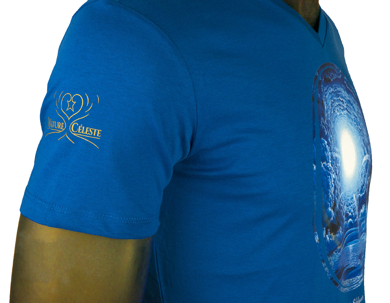 La fontaine deau vive-T-shirt - détail manche-homme-Nature Céleste-Francois Schlesser-Bleu