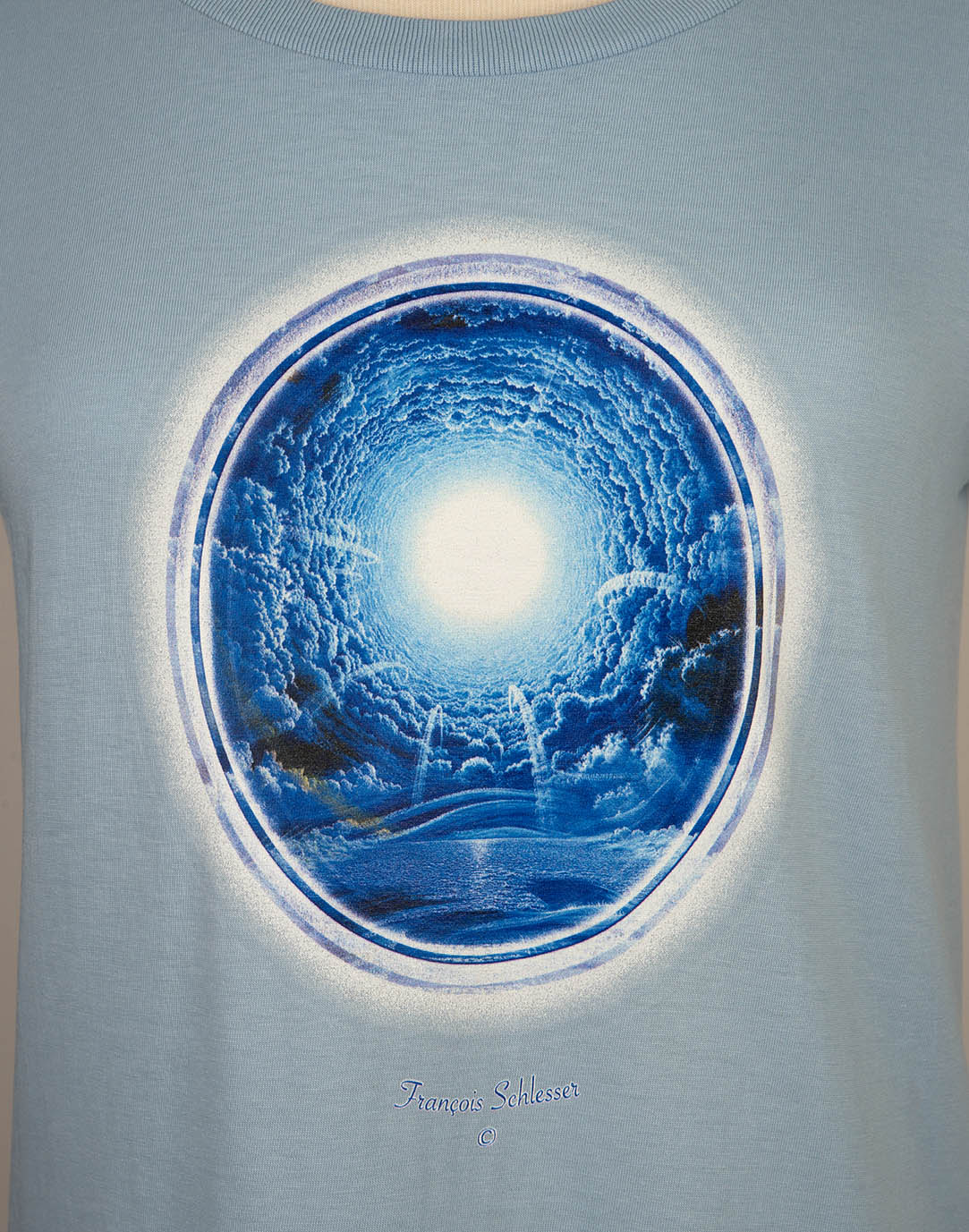 La fontaine deau vive-T-shirt-femme- détail-Nature Céleste-Francois Schlesser-Bleu-