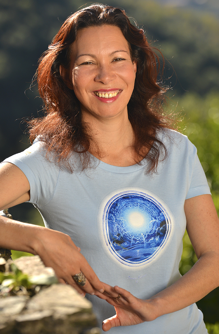 La fontaine deau vive-T-shirt porté par Soraya Melter-femme-Nature Céleste-Francois Schlesser-Bleu