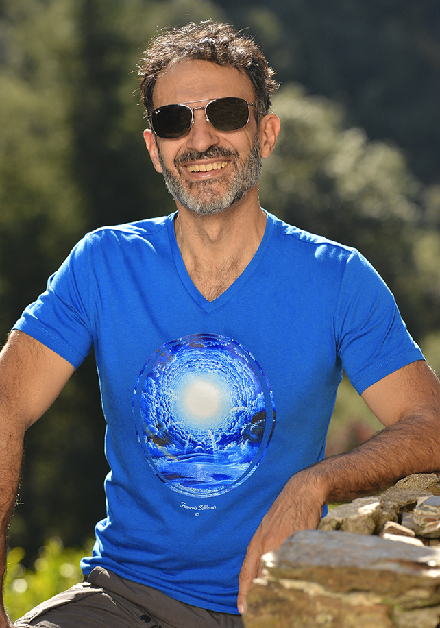 La fontaine deau vive-T-shirt porté par Hervé-homme-Nature Céleste-Francois Schlesser-Bleu