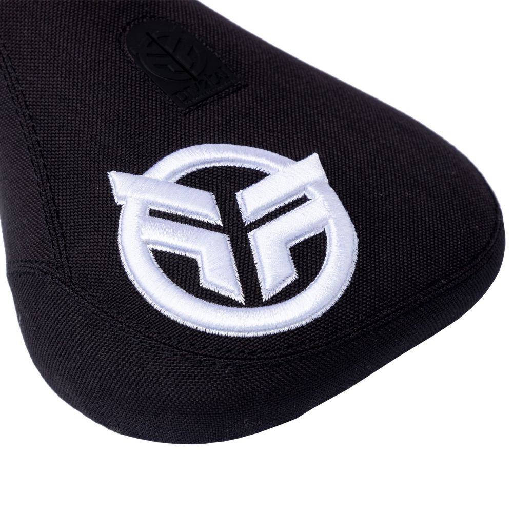 selle-federal-mid-pivotal-logo-white-raised-stitching-black (2)