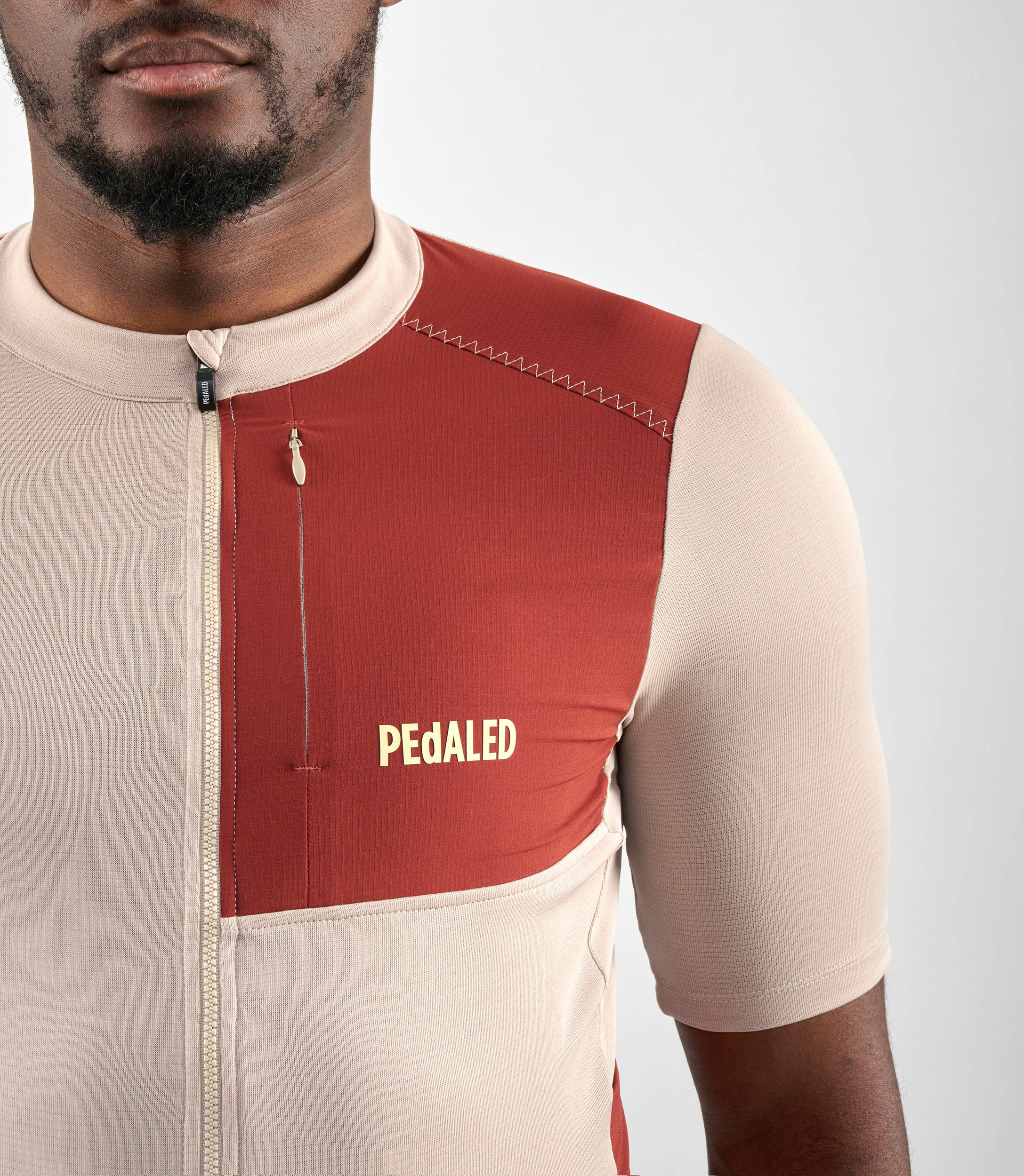 cycling-cargo-jersey-men-beige-odyssey-front-pocket-pedaled