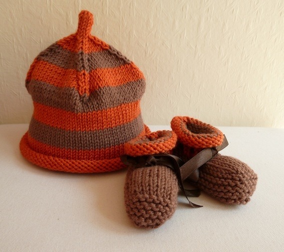 mode-bebe-bonnet-et-chaussons-marron-clair-et-1750106-ens-marron-orannge2-9f5ce_big
