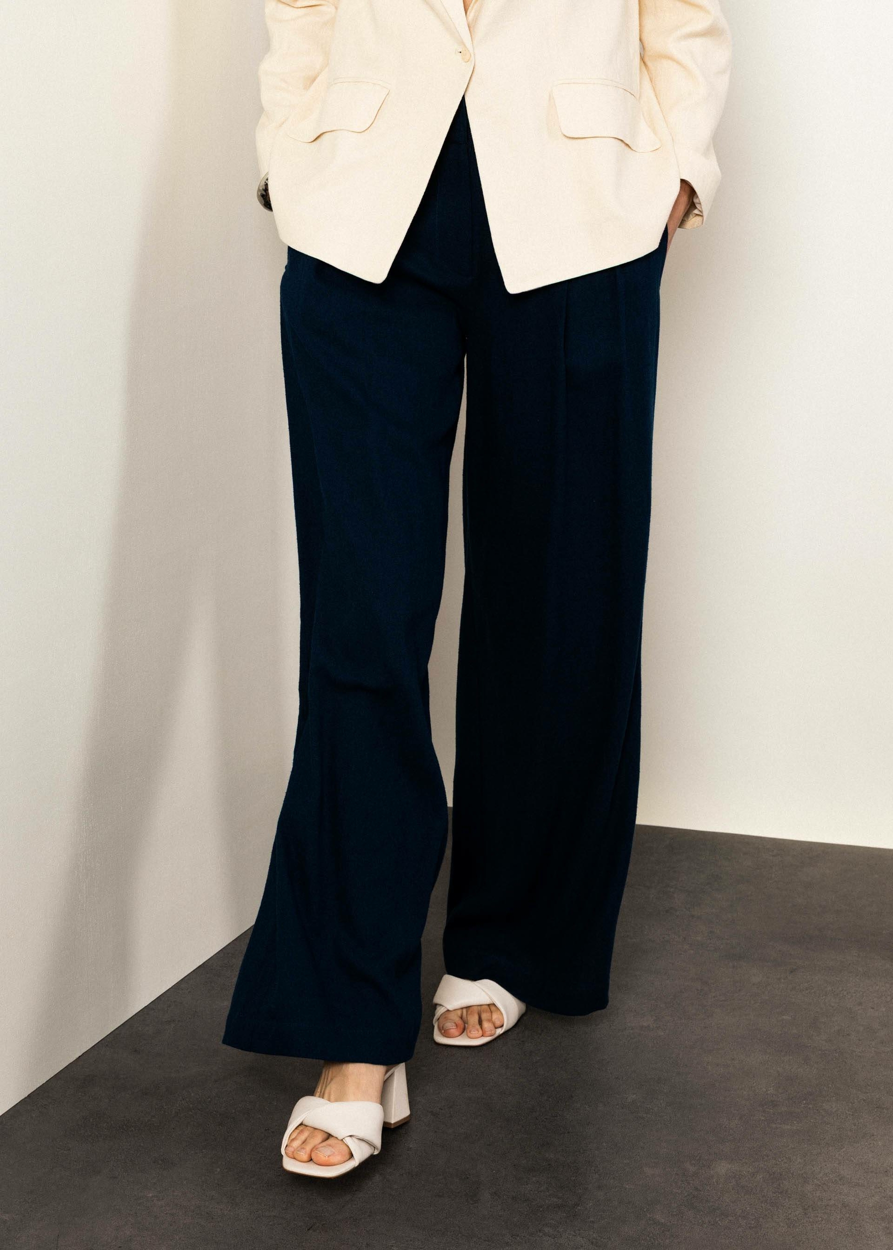Pantalon-la-legerete-de-marlene-twilight-blue-lin-viscose-ecovero-Blutsgeschwister03